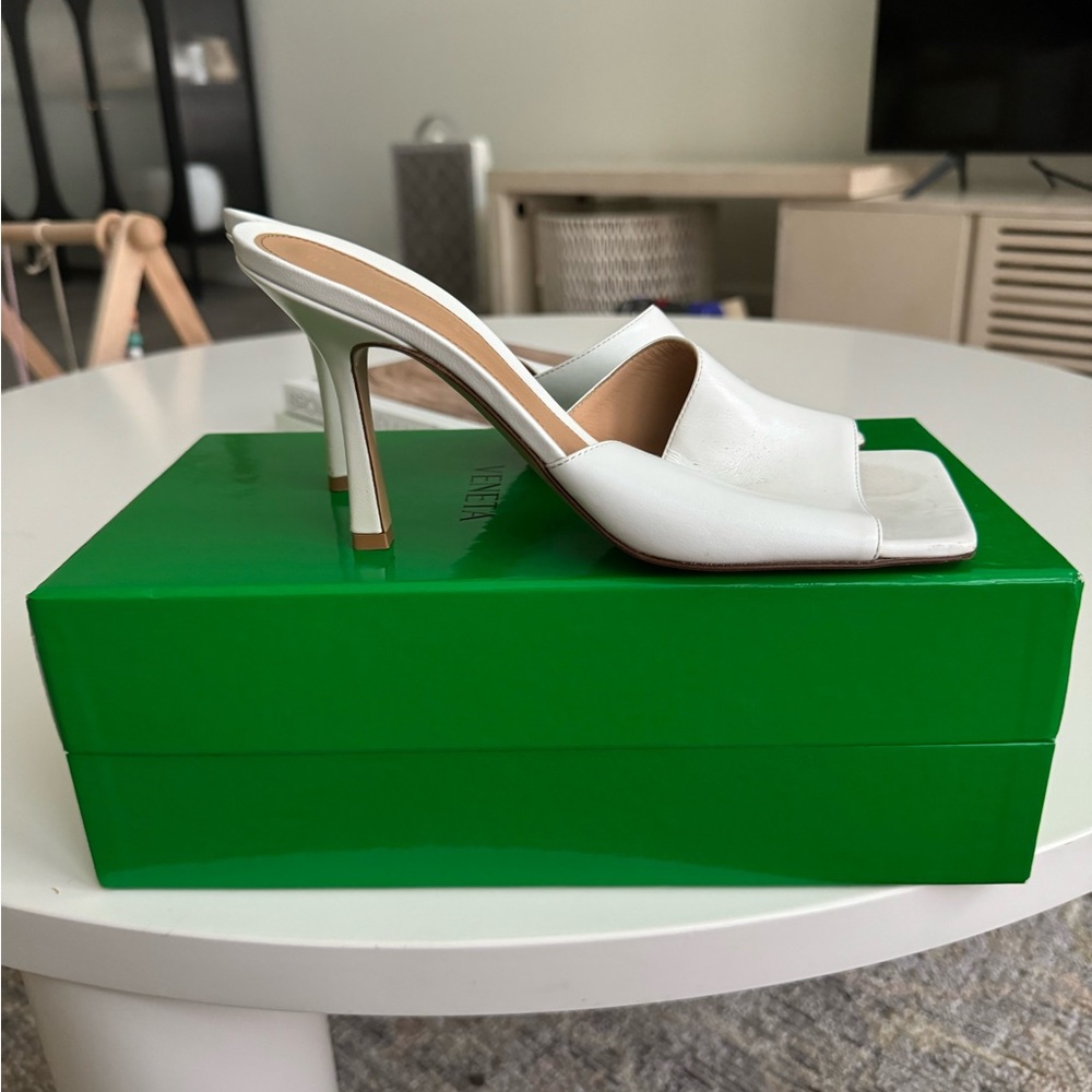 Authentic bottega Venetta Stretch mule